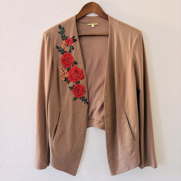 Gianni Bini Jackets & Blazers - Gianni Bini Tan Blazer‎ Red Floral Embroidery Stretchy Large Lightweight